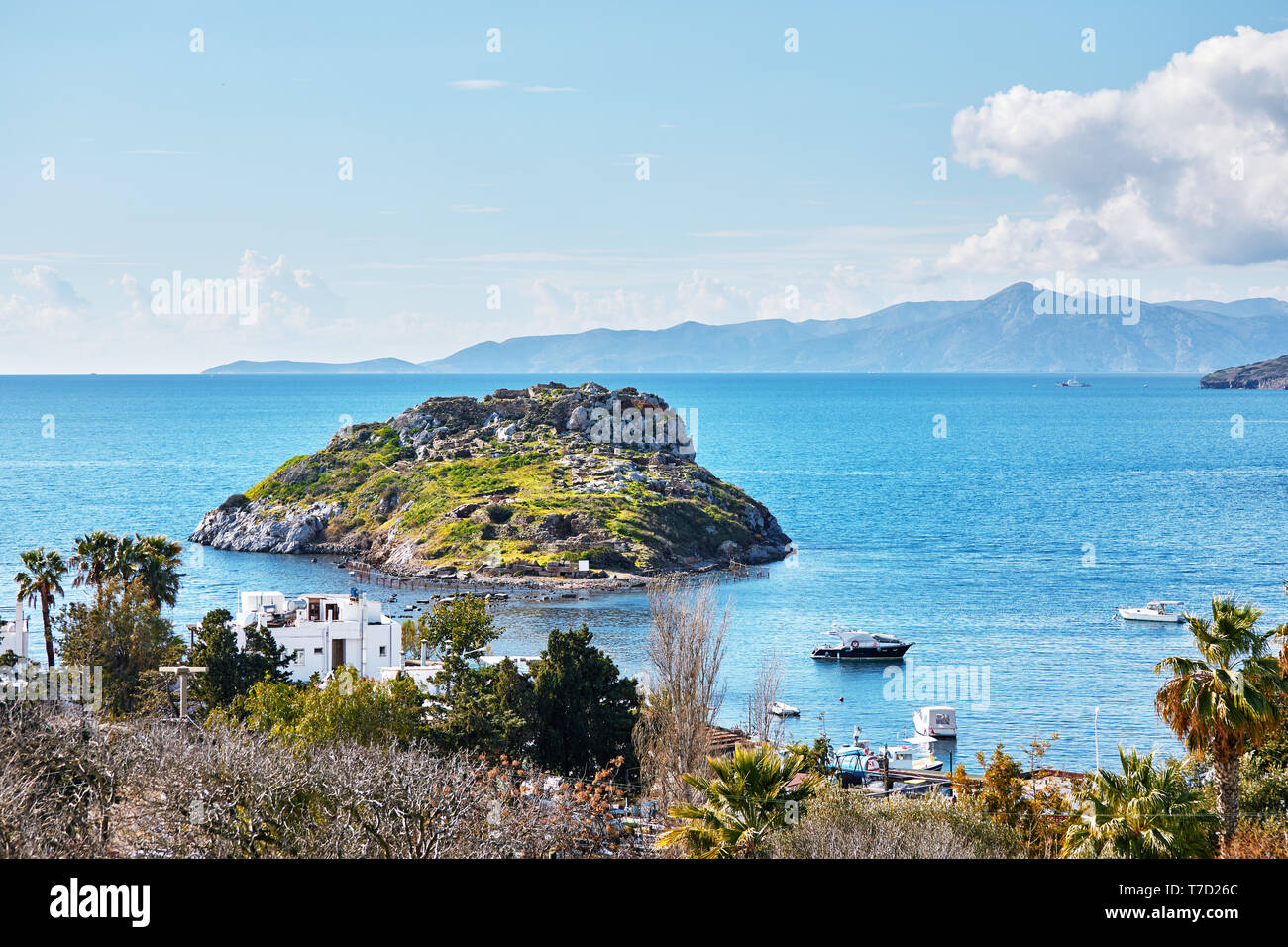 Vue magnifique sur le paysage de l'île de lapin, de la mer et des bateaux depuis le haut de Gumusluk, Bodrum, Mugla, Turquie. Banque D'Images