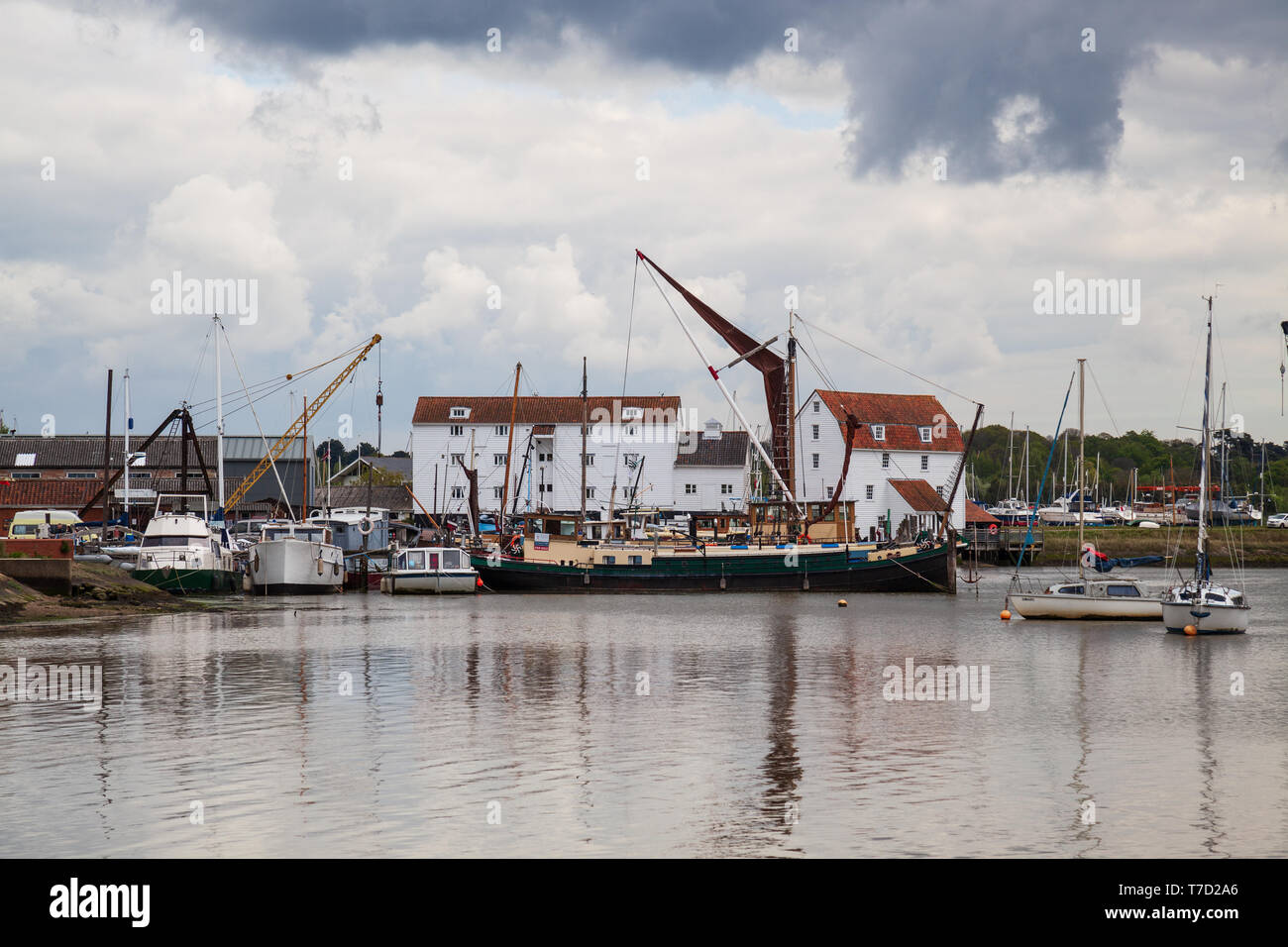 Vue sur le moulin à marée sur l'estuaire de la rivière deben à Woodbridge dans le Suffolk Royaume-Uni sur une coudy jour au printemps Banque D'Images
