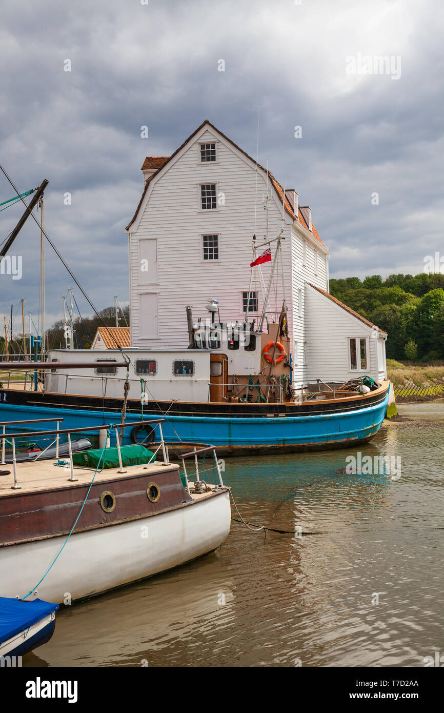 Vue sur le moulin à marée sur l'estuaire de la rivière deben à Woodbridge dans le Suffolk Royaume-Uni sur une coudy jour au printemps Banque D'Images