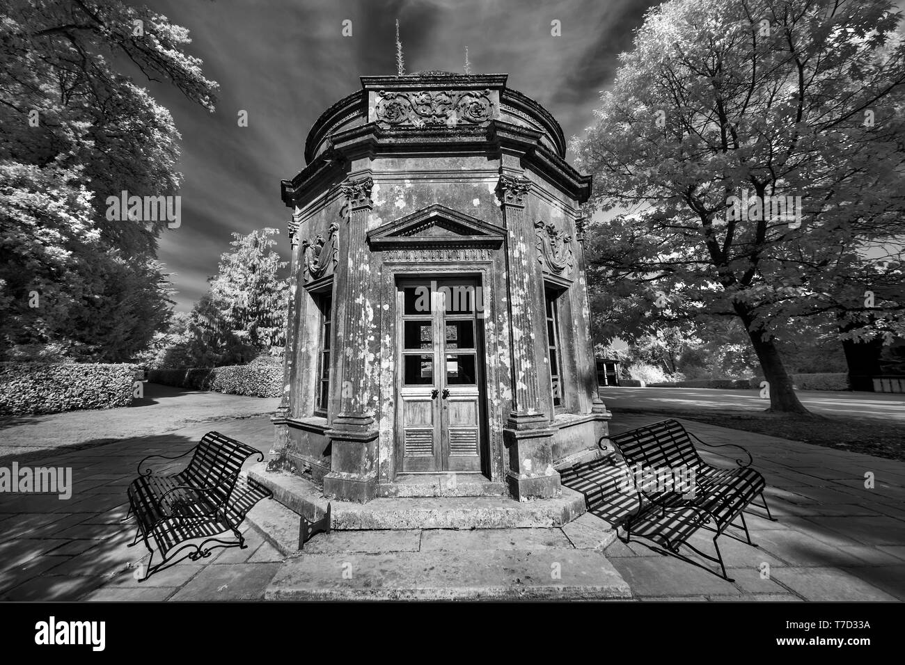 Statue d'ornement à l'arbre Larmer Jardins, Wiltshire, UK Banque D'Images