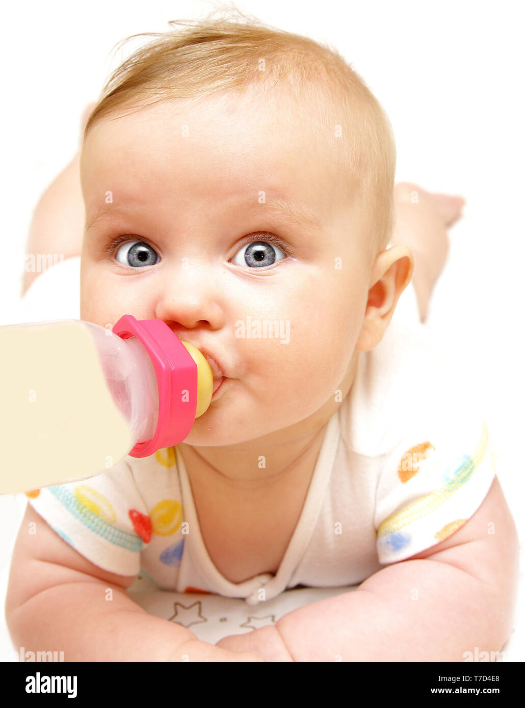 L'nouveau-né bébé fille garçon mange l'eau lait tétine 6 mois isolé Banque D'Images
