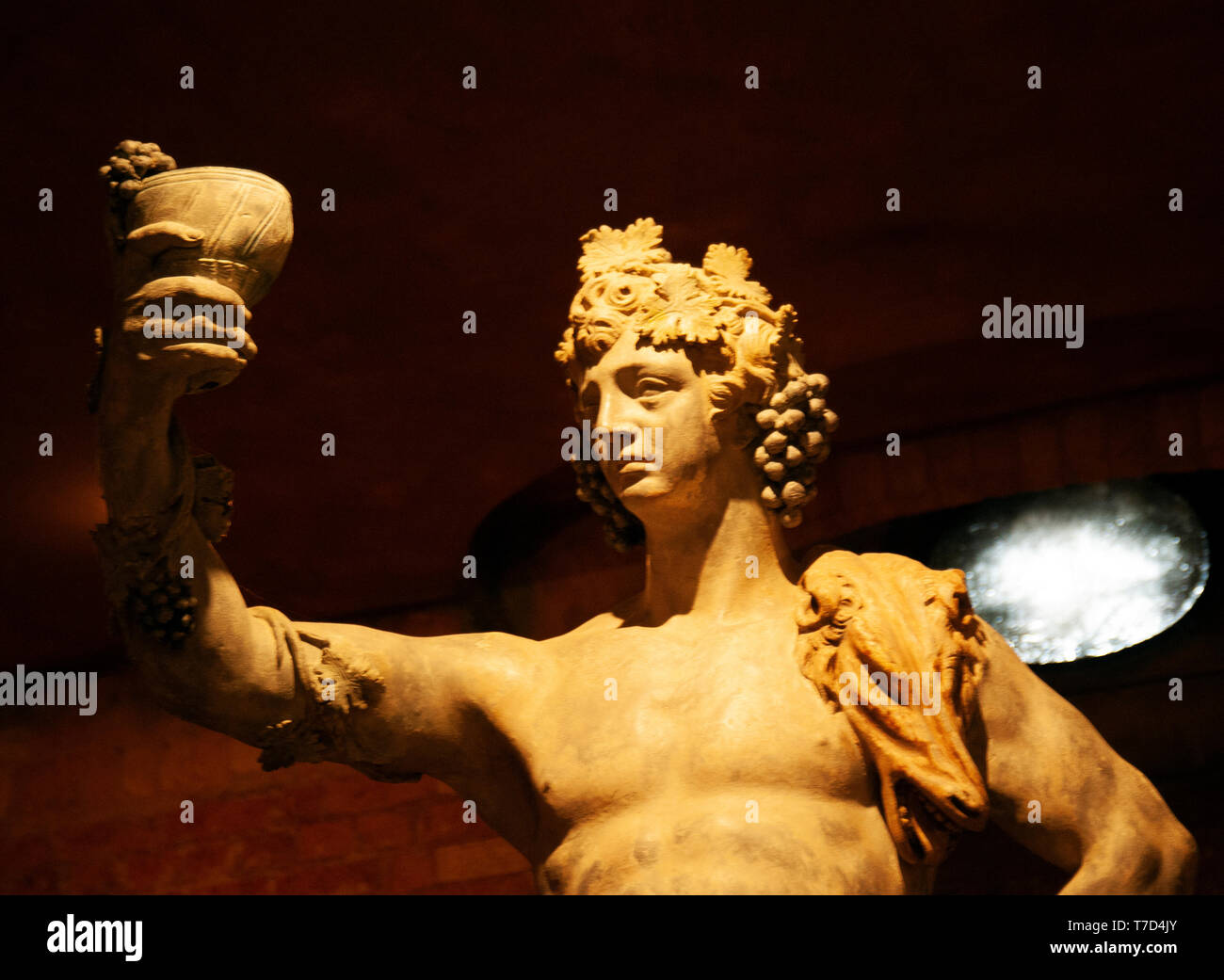 Statue de Bacchus, le dieu romain du vin dans les caves à vins de Rothschild à Wadesdon Manor, Aylesbury Vale, Buckinghamshire, Angleterre Banque D'Images
