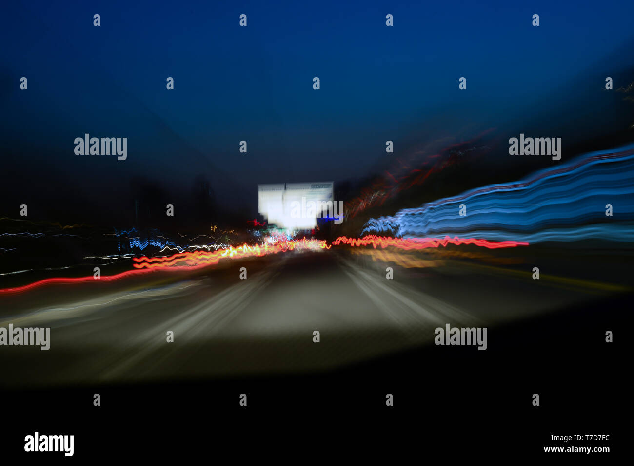 La nuit longue exposition lightpainting dans le trafic Banque D'Images