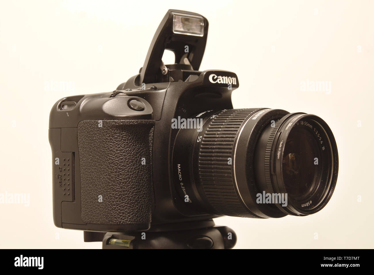 Canon EOS appareil photo numérique avec objectif 18-55mm Canon et construit en flash élevée. Photo prise 05/2018 à Espoo, Finlande Banque D'Images