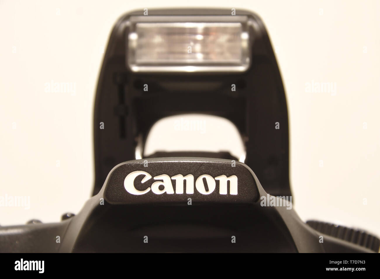 Logo Canon sur Canon EOS caméra avec pop up flash. Photo prise 05/2018 à Espoo, Finlande Banque D'Images