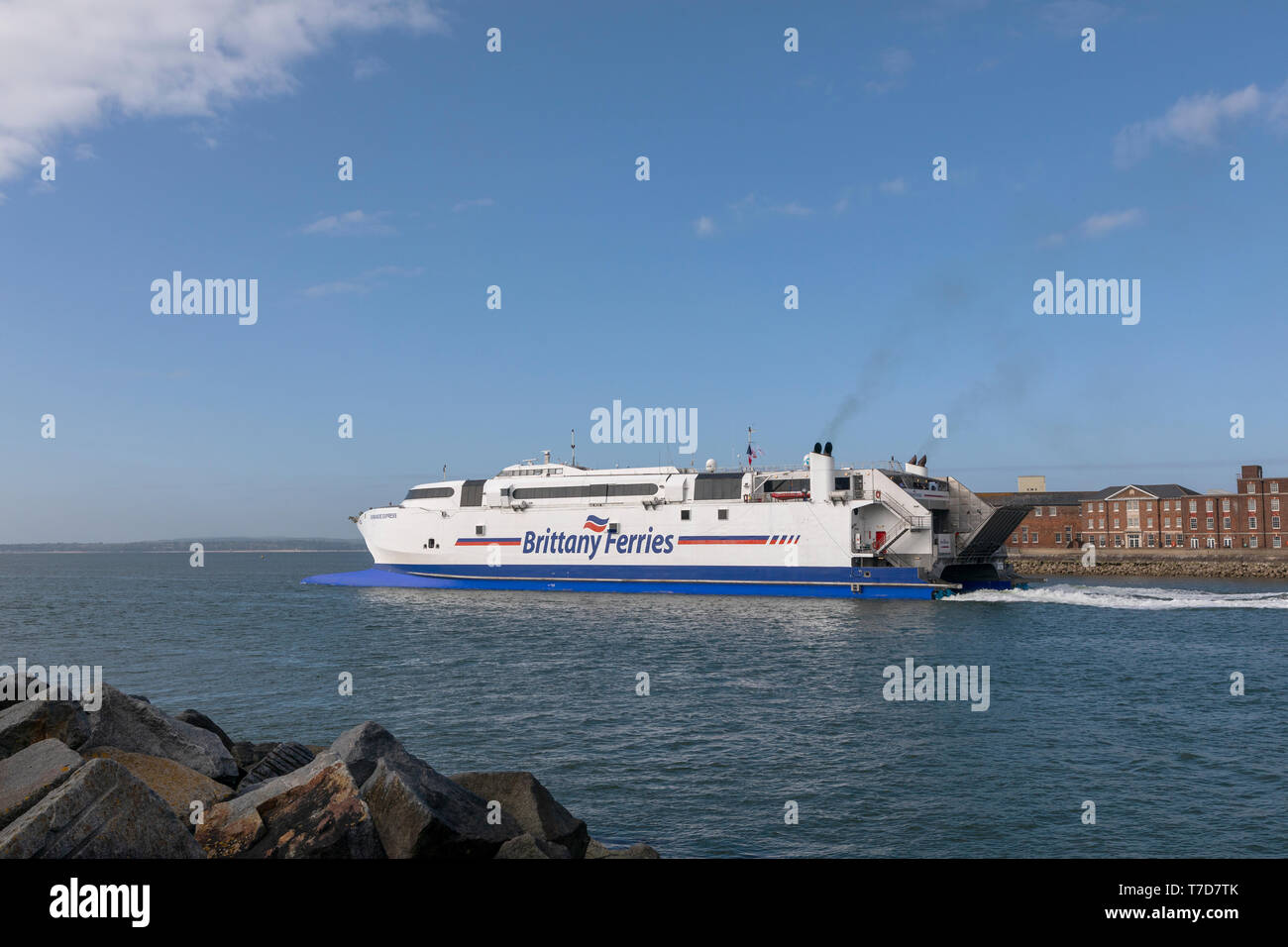 Chat rapide Normandie Express Brittany Ferries car ferry quittant le port de Portsmouth. Banque D'Images