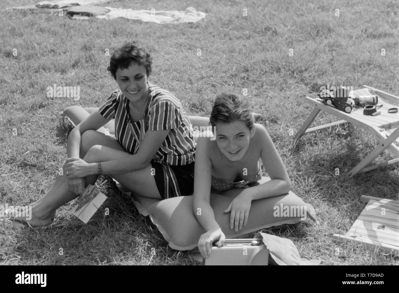 Mère et fille du soleil sur un tube gonflable lilo 1960 Hongrie Banque D'Images