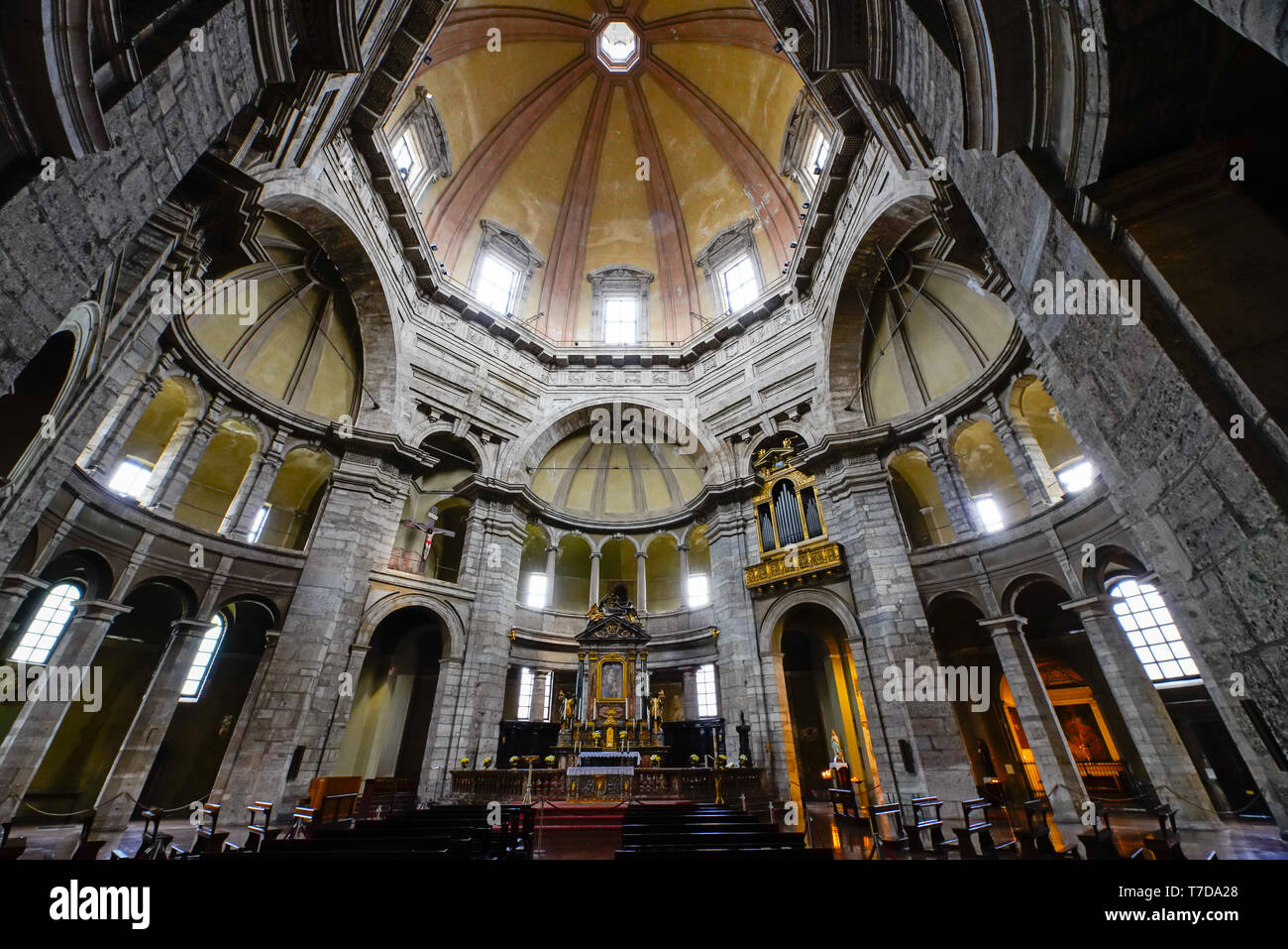 Basilique de San Lorenzo Maggiore est l'une des plus anciennes églises de Milan, Lombardie, Italie. Banque D'Images