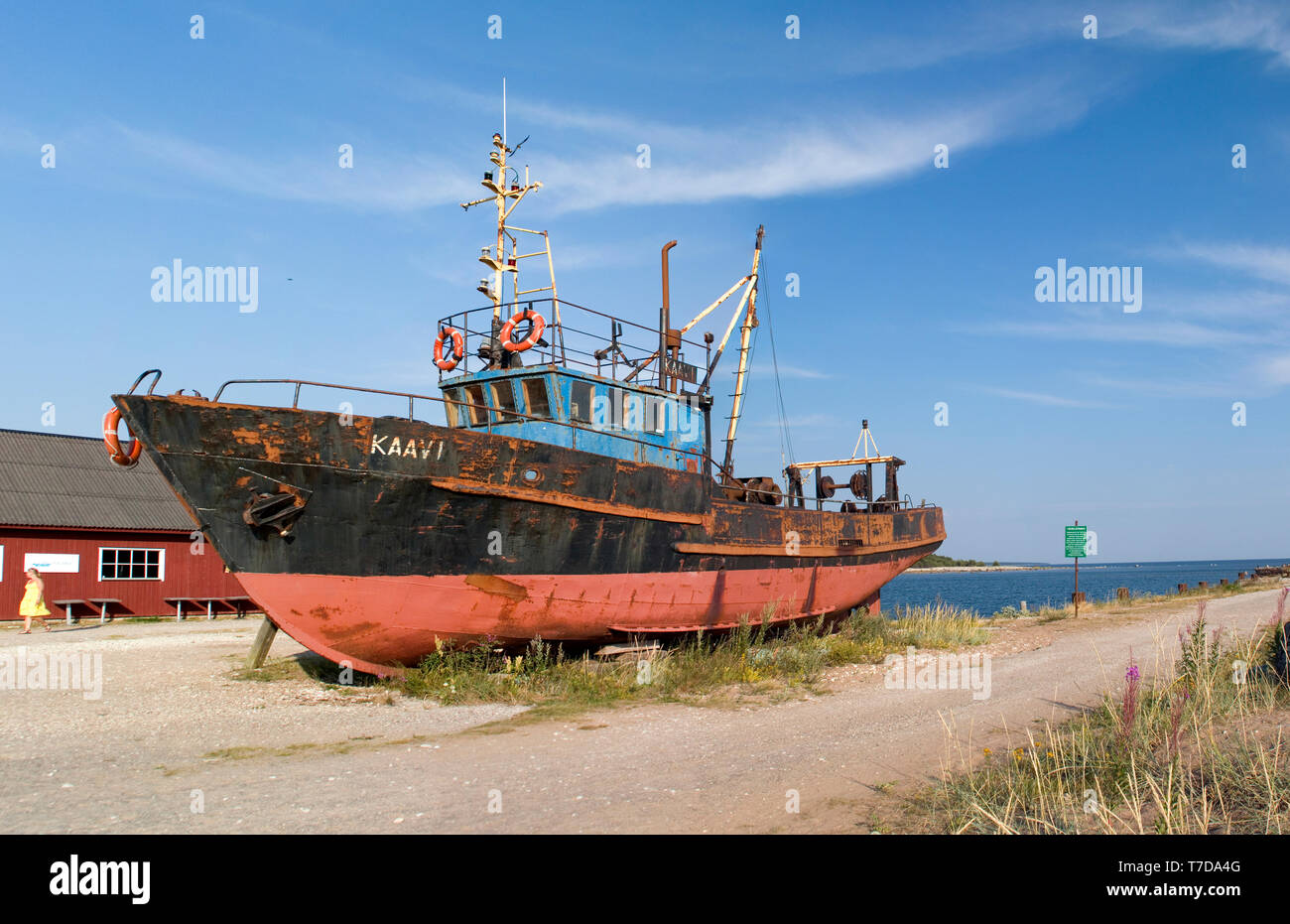 Tallinn/Estonie,Kalana-17oct 2018 : petit port de pêche pittoresque de l'île d'Hiiumaa Kalana en Estonie, journée d'été. Focus sur l'ancien bateau de pêche de métal sur lan à sec Banque D'Images