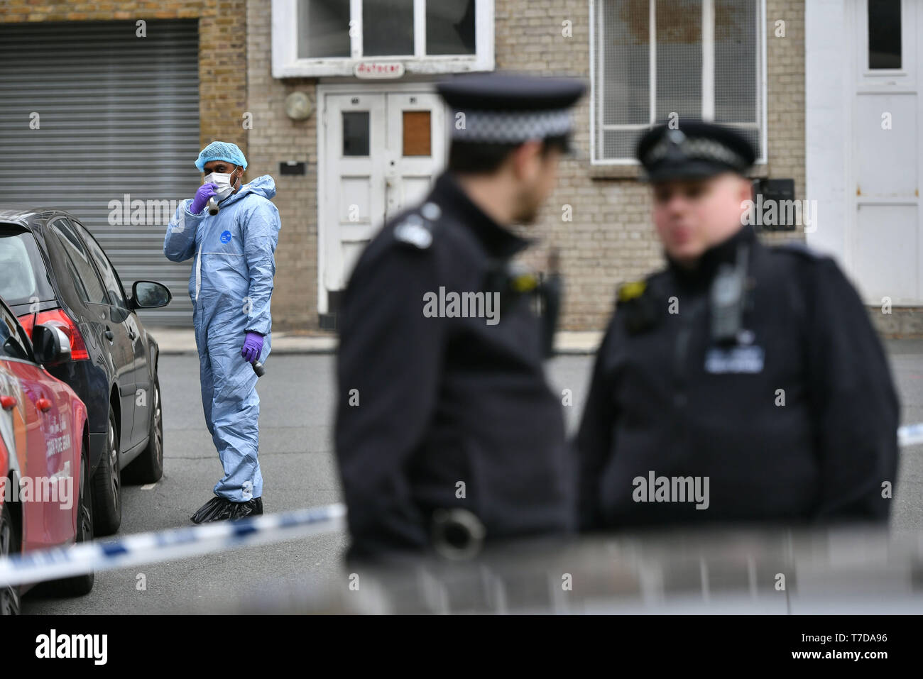 Les enquêteurs judiciaires sur les lieux, dans le sud-est de Londres où un homme de 18 ans a été poignardé à mort dans la nuit de dimanche. Banque D'Images
