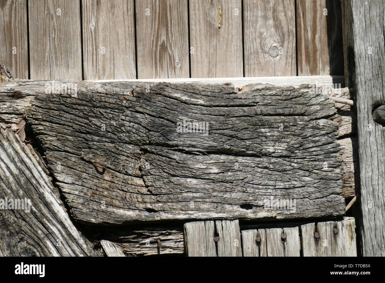 Faisceau de bois gris à une porte en bois, Bremen, Germany, Europe Banque D'Images