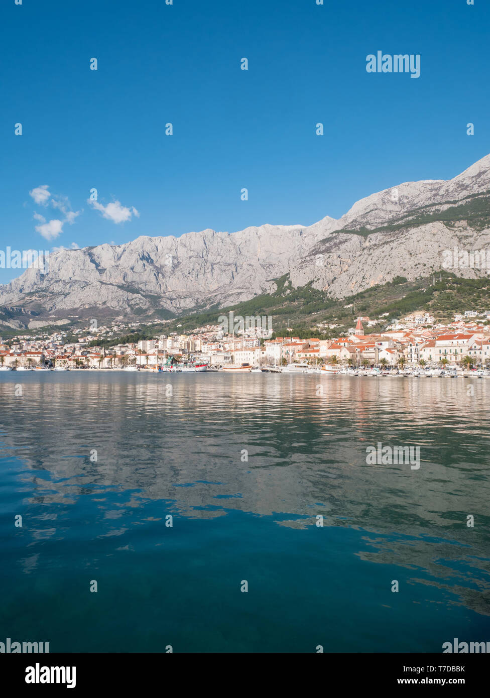 La mer bleue et calme ville Novigrad en Croatie le jour d'été ensoleillé Banque D'Images
