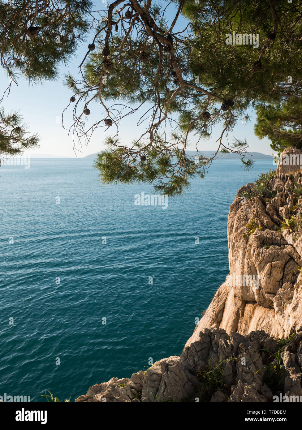 Le calme bleu de la mer et la côte rocheuse sur la côte de Makarska en Croatie Banque D'Images