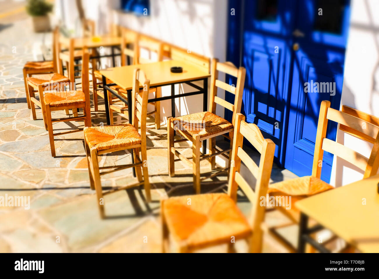 Cafe de la chaussée. Kostos village. L'île de Paros. Îles des Cyclades. La Grèce. Banque D'Images