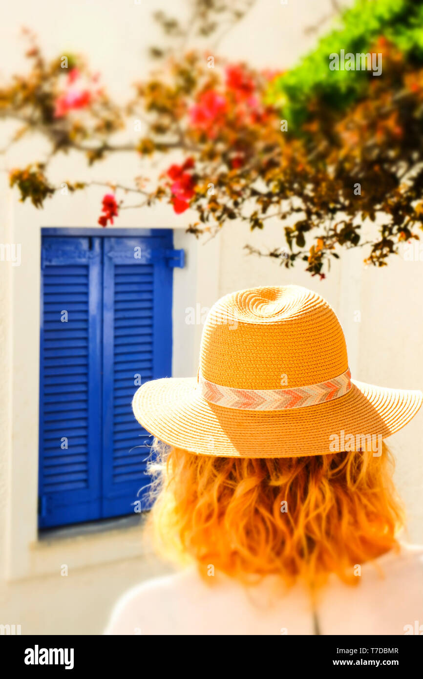 Femme sur une rue. Kostos village. L'île de Paros. Îles des Cyclades. La Grèce. Banque D'Images