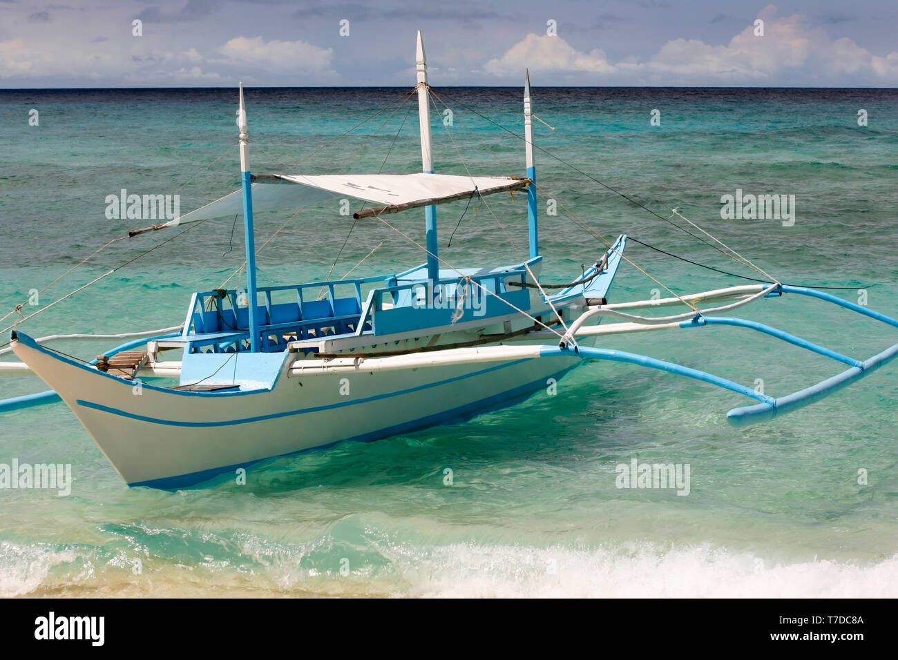 Petit bateau amarré à la station. Boracay. Philippines Banque D'Images