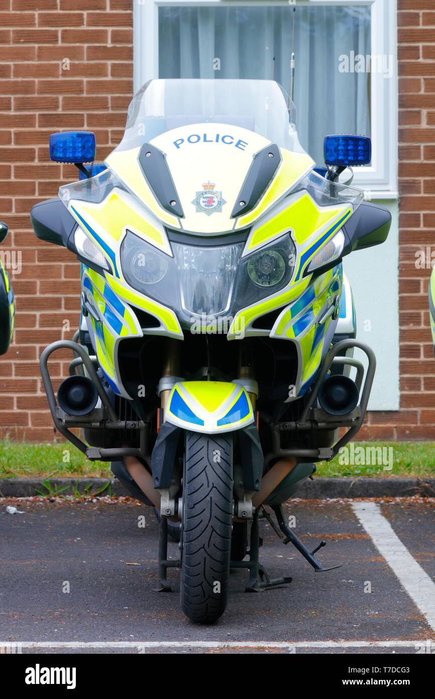 Une BMW moto police stationné vers le haut , avant de partir en convoi pour  escorter le Tour de Yorkshire cycliste Photo Stock - Alamy