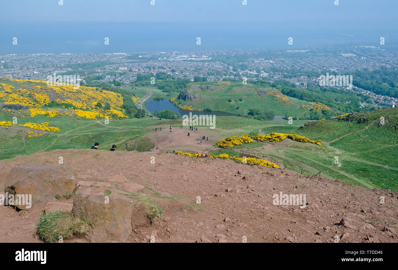 Vue depuis le bas de Arthur's Seat à Holyrood Park à Édimbourg en Écosse à la recherche à travers Dunsapie Loch Banque D'Images