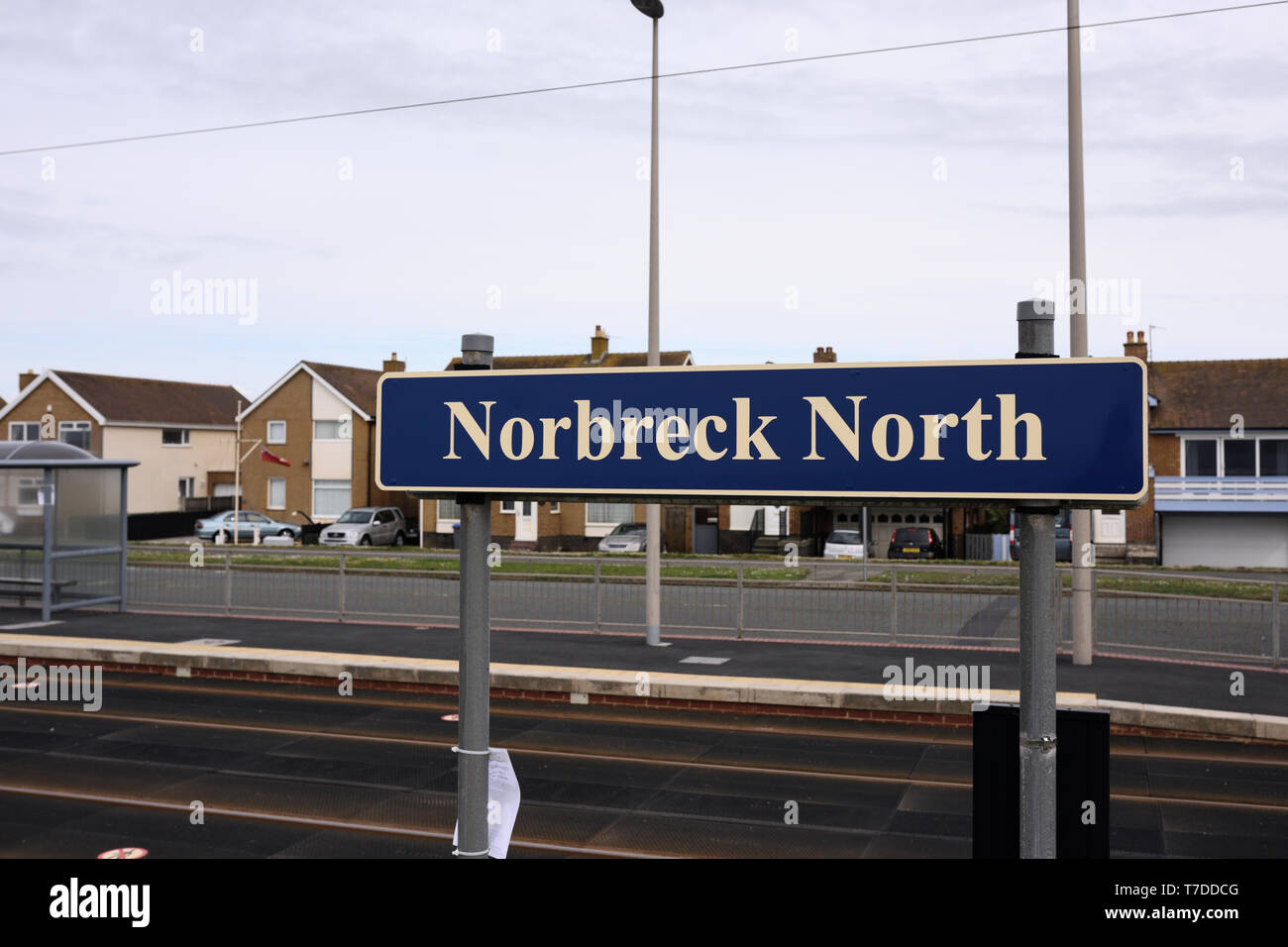 L'arrêt de tramway Nord Norbreck signe sur Blackpool et Fleetwood tramway avec road et maisons en arrière-plan sur la côte de fylde lancashire uk Banque D'Images