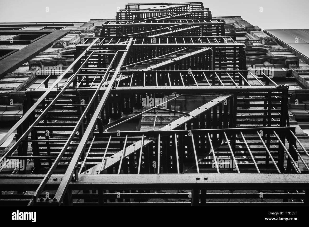 Escaliers de secours du building de New York en noir et blanc Banque D'Images