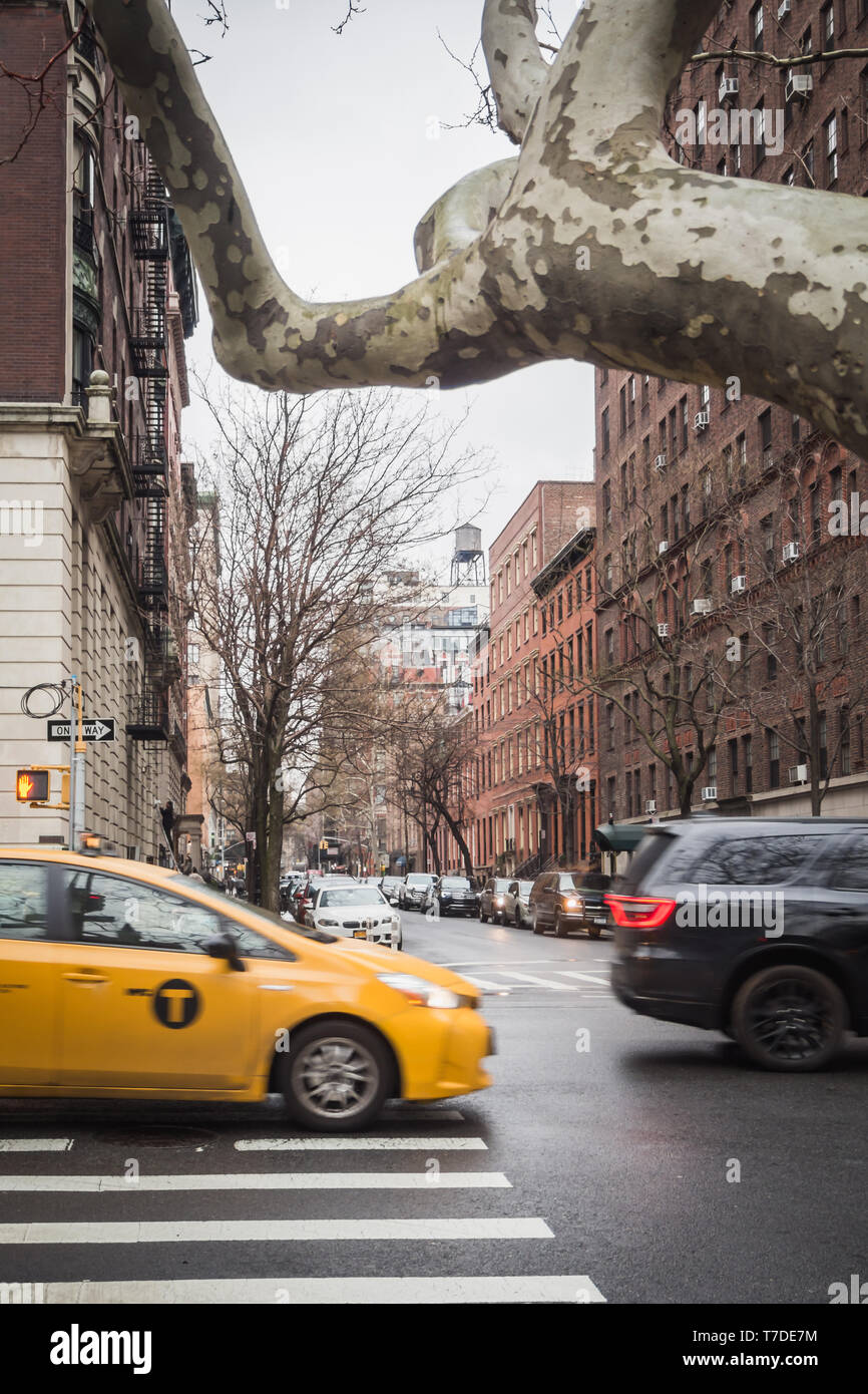 NEW YORK, USA - 23 février 2018 : yellow cab dans le residencial rues de Manhattan à New York Banque D'Images