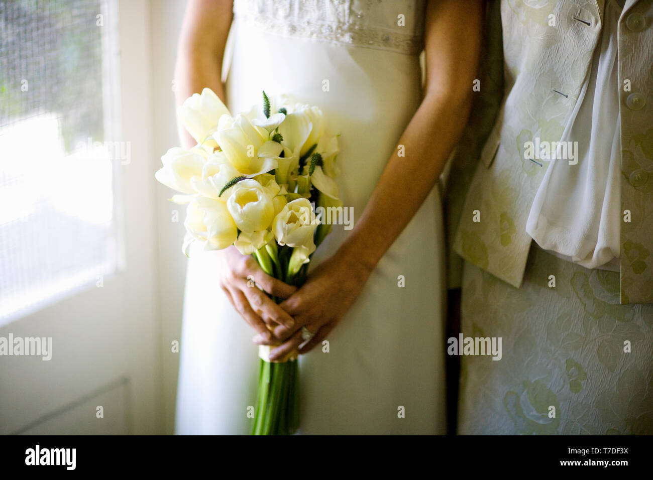 Bride holding bouquet de fleurs Banque D'Images