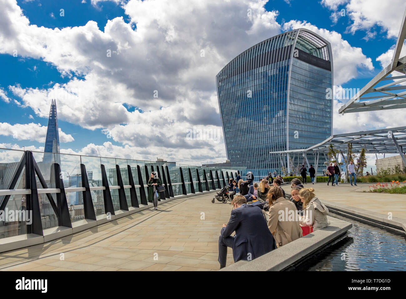 Personnes profitant du soleil au jardin à 120 , un jardin sur le toit dans la ville de Londres sur le toit du bâtiment de bureau de Fen court, Londres, Royaume-Uni Banque D'Images