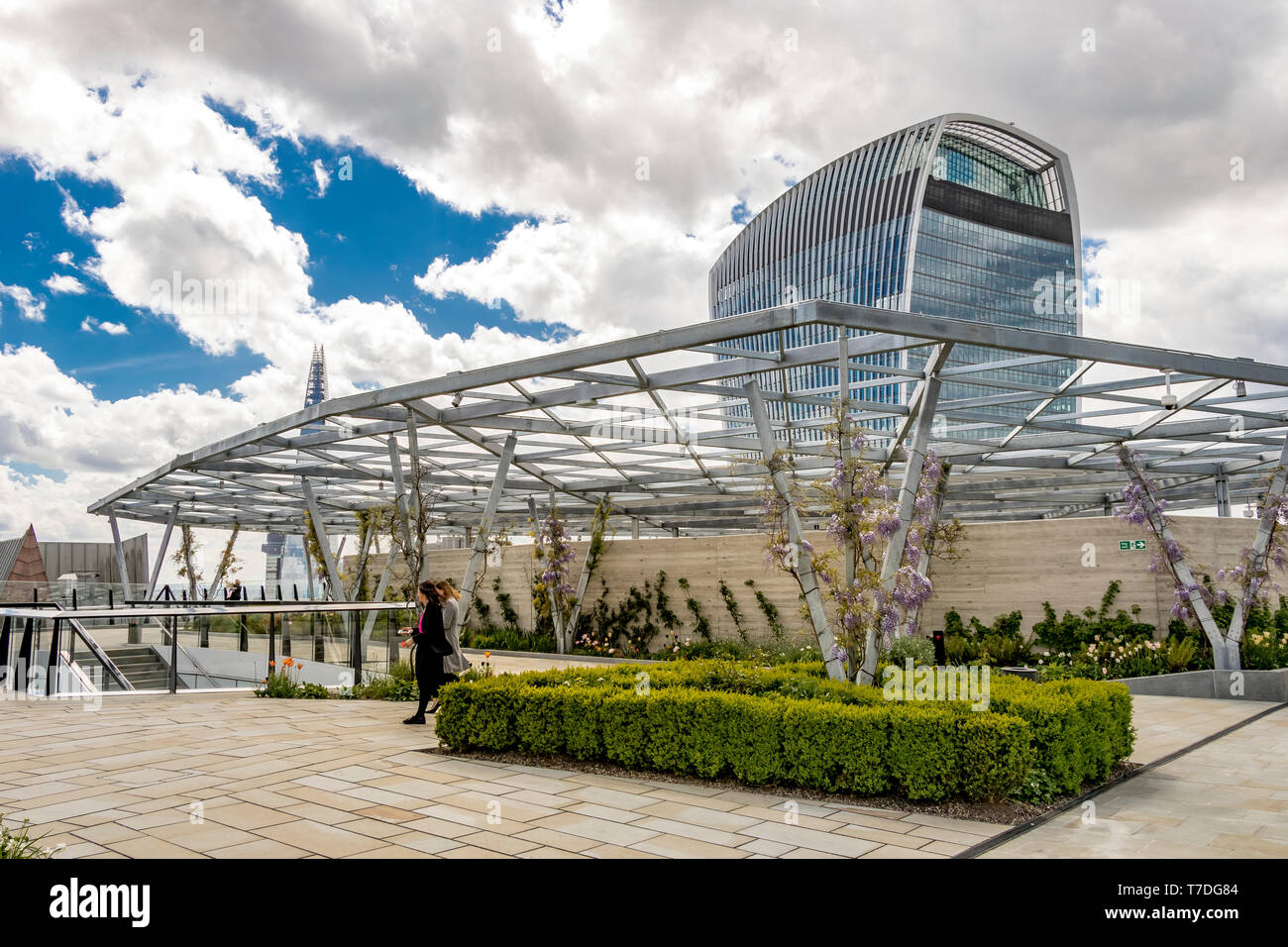 Personnes profitant du soleil au jardin à 120, un jardin sur le toit du bâtiment de bureau de Fen court, City of London, Londres, Royaume-Uni Banque D'Images