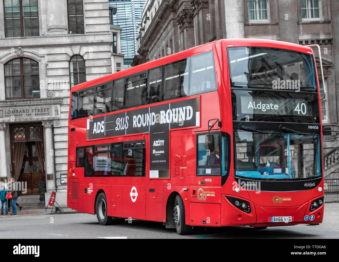 Un bus à impériale rouge de Londres n° 40 passe par Bank Junction dans la City de Londres sur le chemin d'Aldgate, Londres, Royaume-Uni Banque D'Images