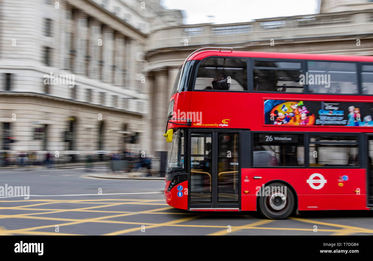 Un bus à impériale rouge de Londres n° 26 à grande vitesse passe le long de Cornhill dans la ville de Londres sur le chemin de Waterloo, Londres, Royaume-Uni Banque D'Images