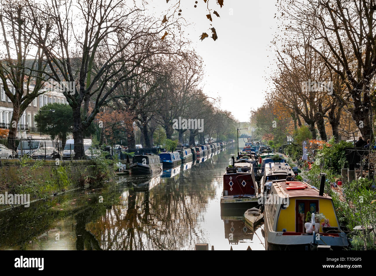 Tôt le matin, un soleil brumeux sur des bateaux étroits amarrés le long d'une partie du chemin de remorquage du Grand Union Canal près de Little Venice Londres, Royaume-Uni Banque D'Images