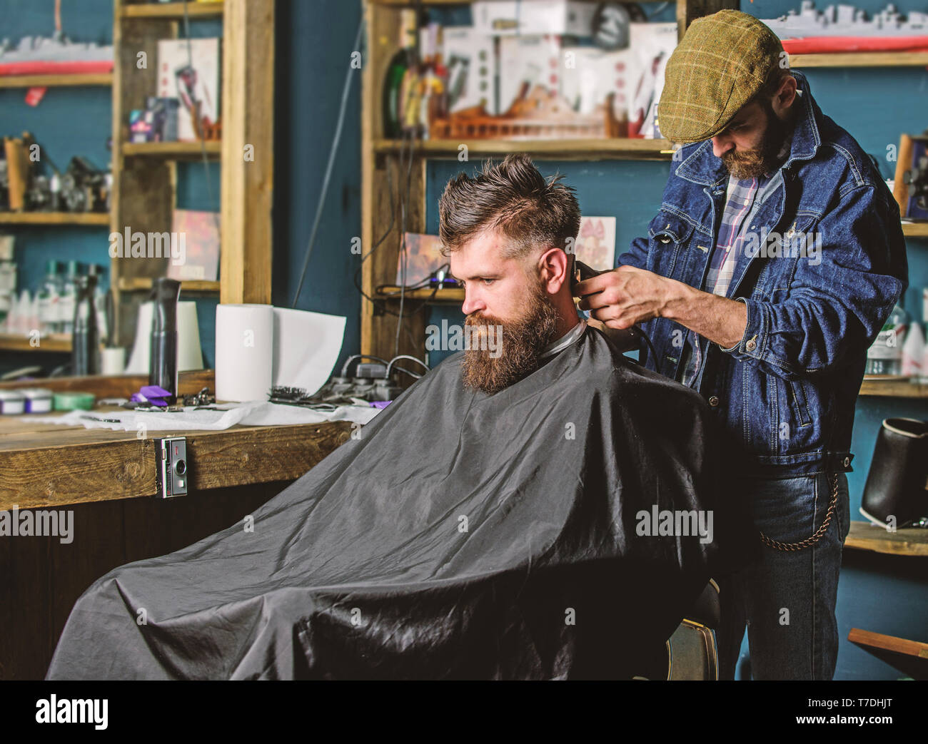 Salon de coiffure avec cheveux clipper fonctionne sur décote de barbu, rétro  arrière-plan barbershop. Hipster hairstyle concept. Hipster client coupe.  Salon de coiffure avec cheveux coupe tondeuse sur la nuque du client
