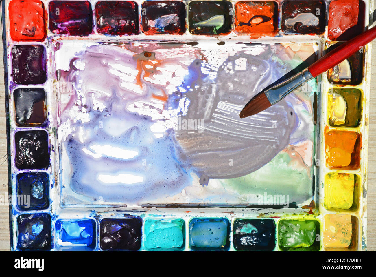 Palette de peinture avec de nombreuses peintures de couleur avec pinceau et copier l'espace Banque D'Images