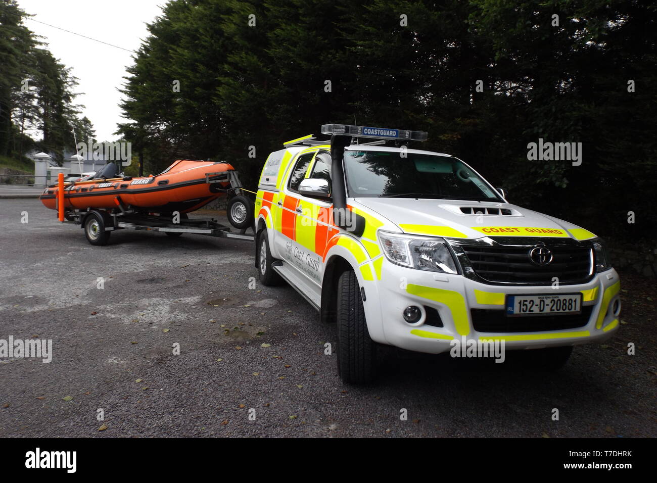 Jeep de la Garde côtière irlandaise et bateau sur un appel à Bantry, West Cork, Irlande Banque D'Images