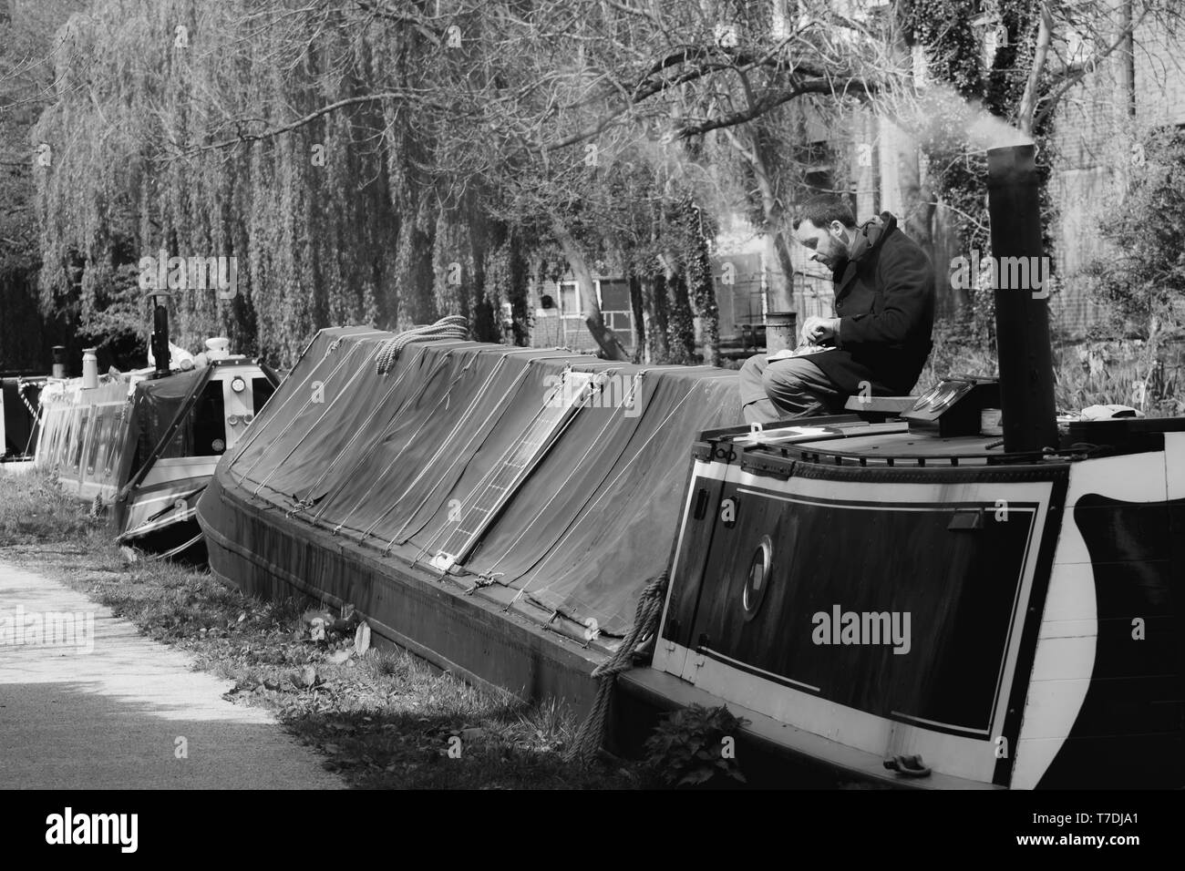 Noir et blanc (moderne) photo d'un homme de manger sur un transport commercial 15-04 sur le canal Trent et Mersey, Stone, Staffordshire, Royaume-Uni Banque D'Images