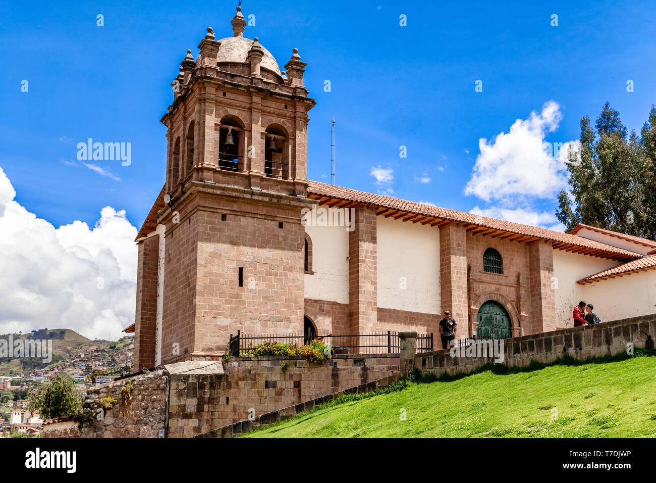 Cusco, Pérou - 3 Avril, 2019 : vue sur l'église San Cristobal situé sur la colline au-dessus de ville de Cusco, au Pérou.. Banque D'Images