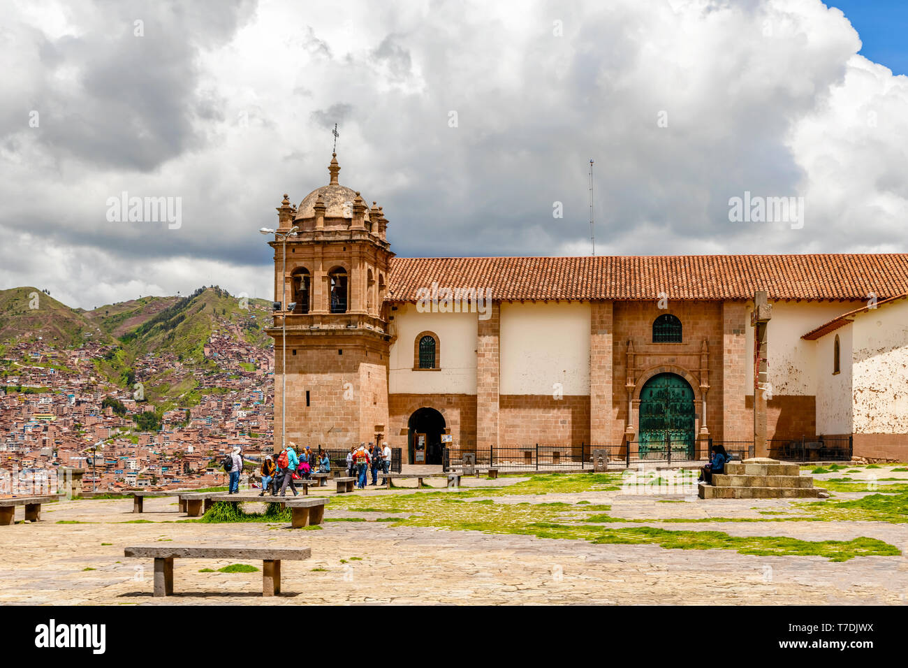 Cusco, Pérou - 3 Avril 2019 : les touristes visitant l'église de San Cristobal situé sur la colline au-dessus de ville de Cusco, au Pérou.. Banque D'Images
