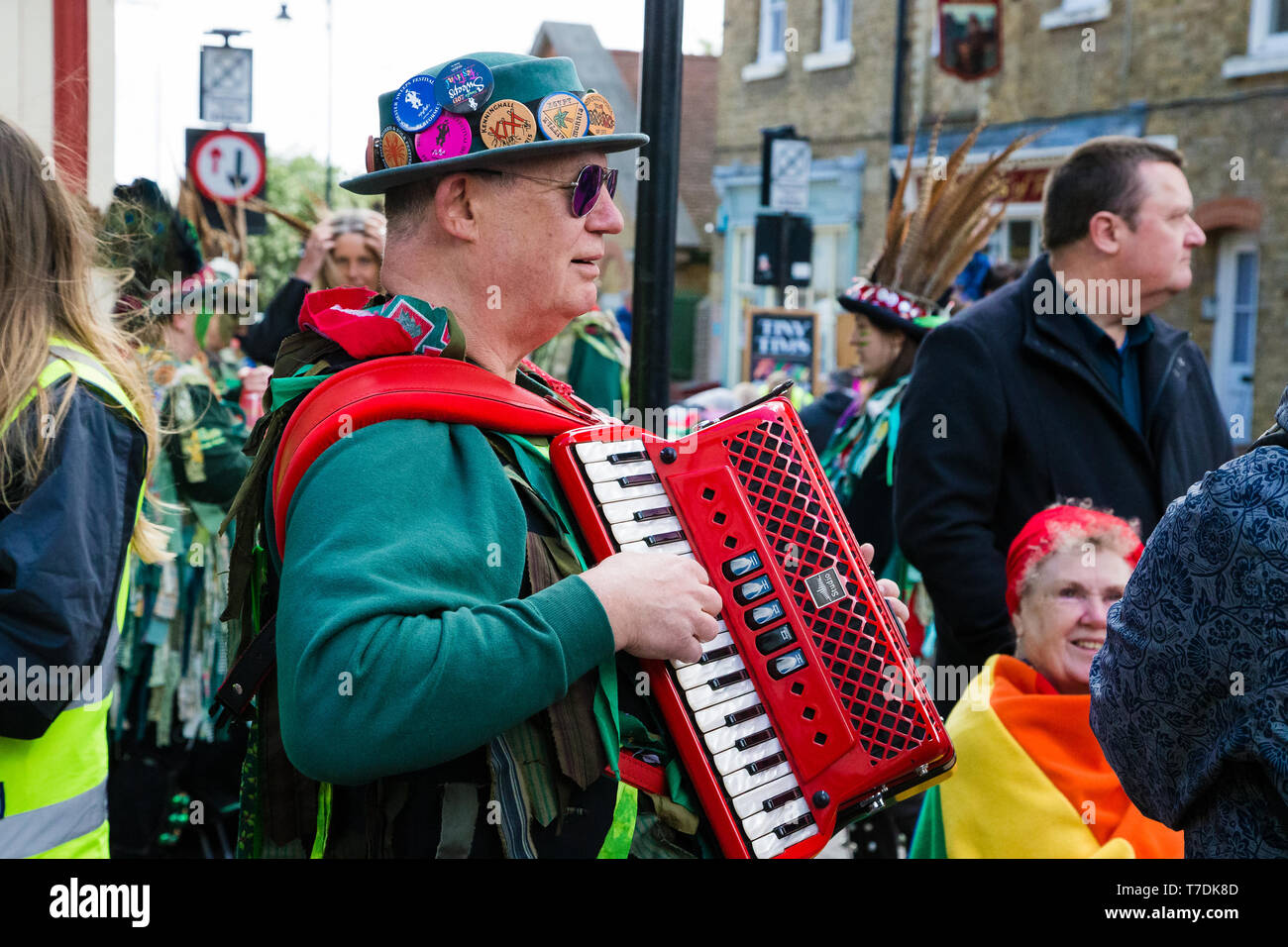Festival balaie Rochester, Kent, UK. 4e mai 2019. L'homme habillé en vert joue un accordéon rouge en accompagnement de la danse Morris. Banque D'Images