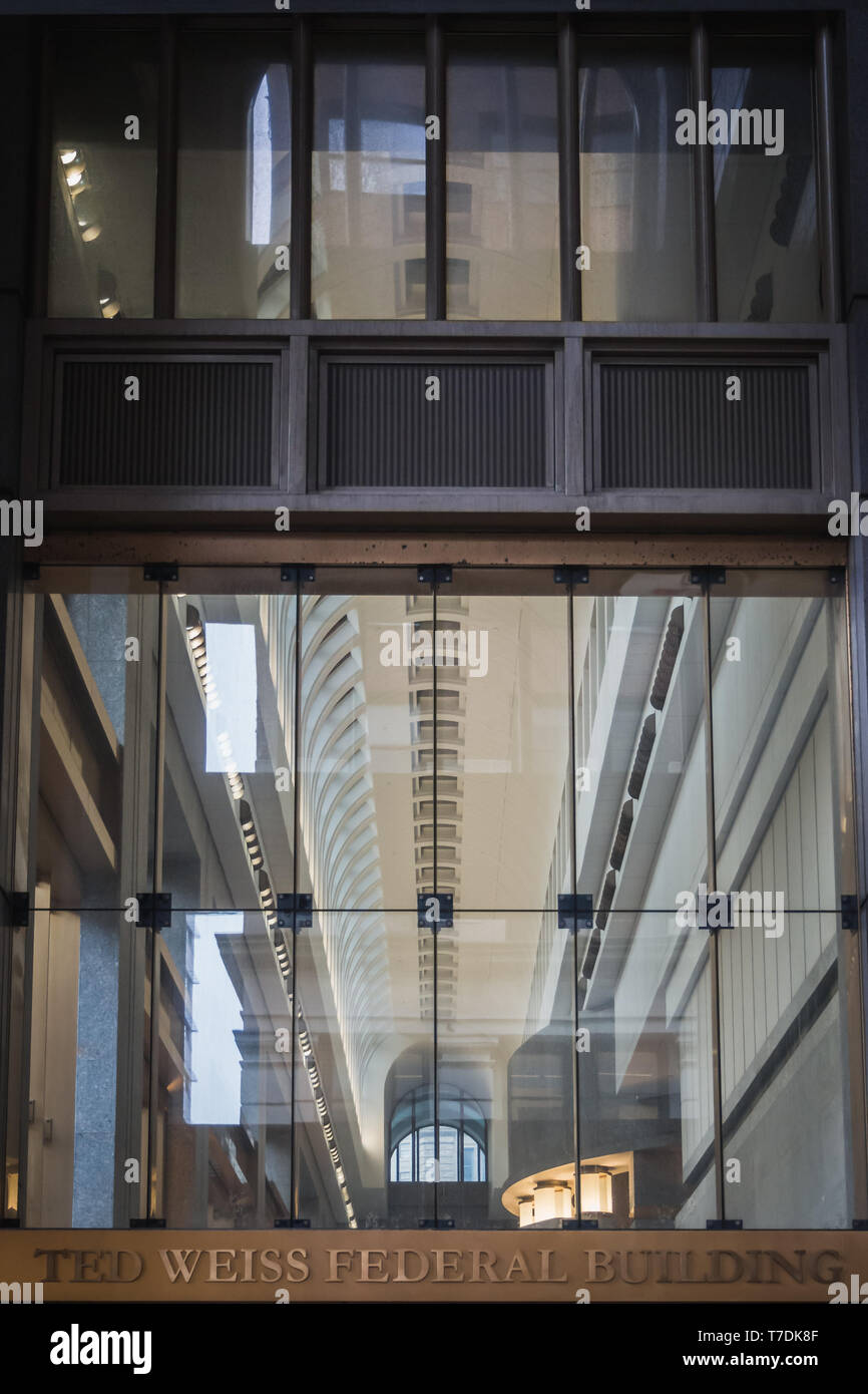 NEW YORK, USA - 23 février 2018 : Façade de Ted Weiss édifice fédéral à Foley Square dans le Lower Manhattan à New York Banque D'Images