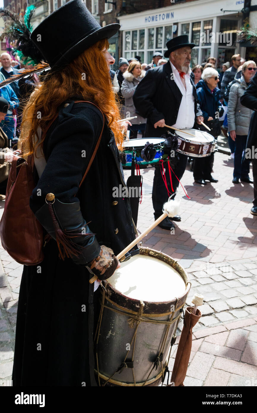 Festival balaie Rochester, Kent, UK. 4e mai 2019. Drumskullz un groupe de percussion effectuer le long de la rue principale. Banque D'Images