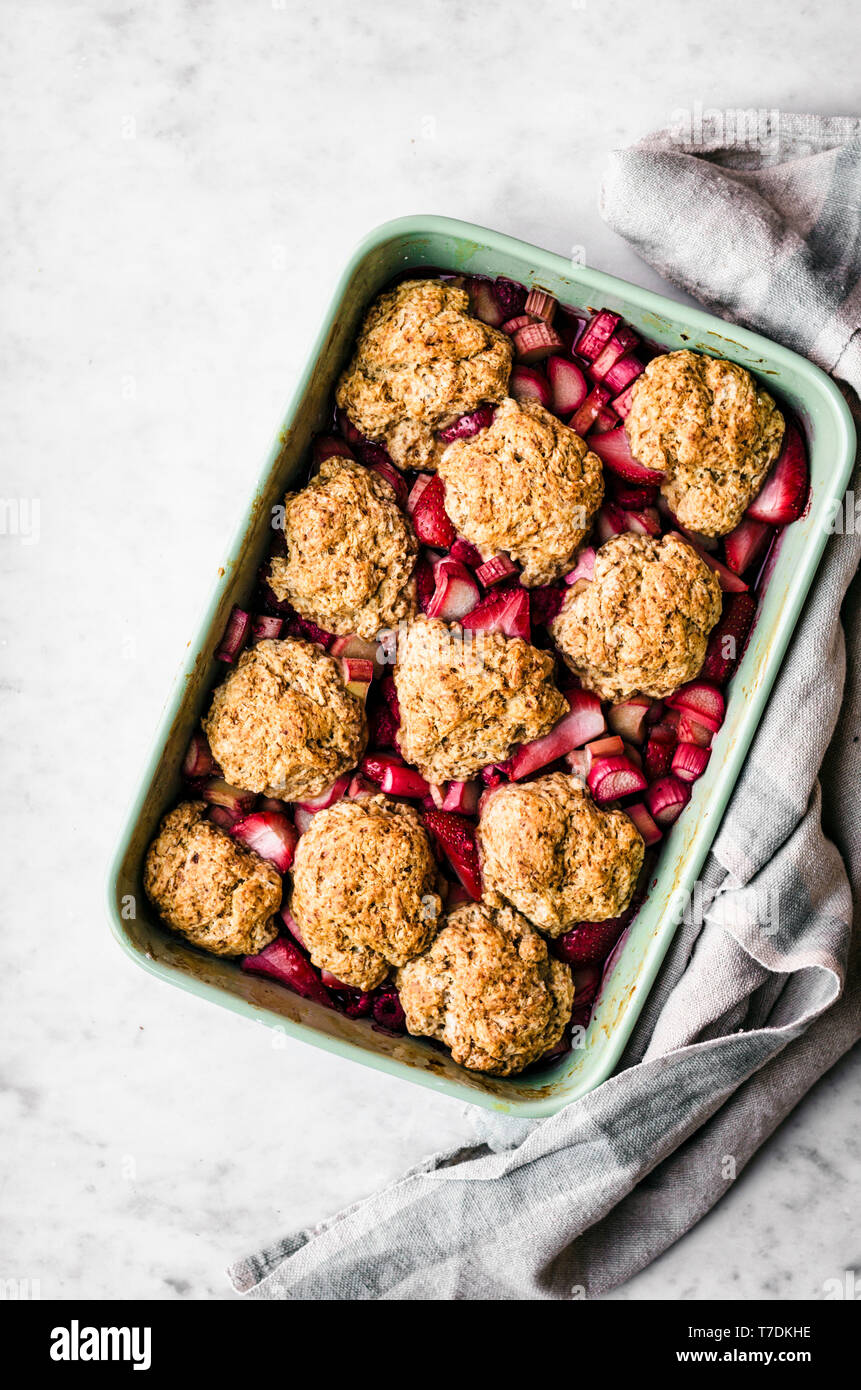 La rhubarbe Vegan Berry Cobbler Banque D'Images