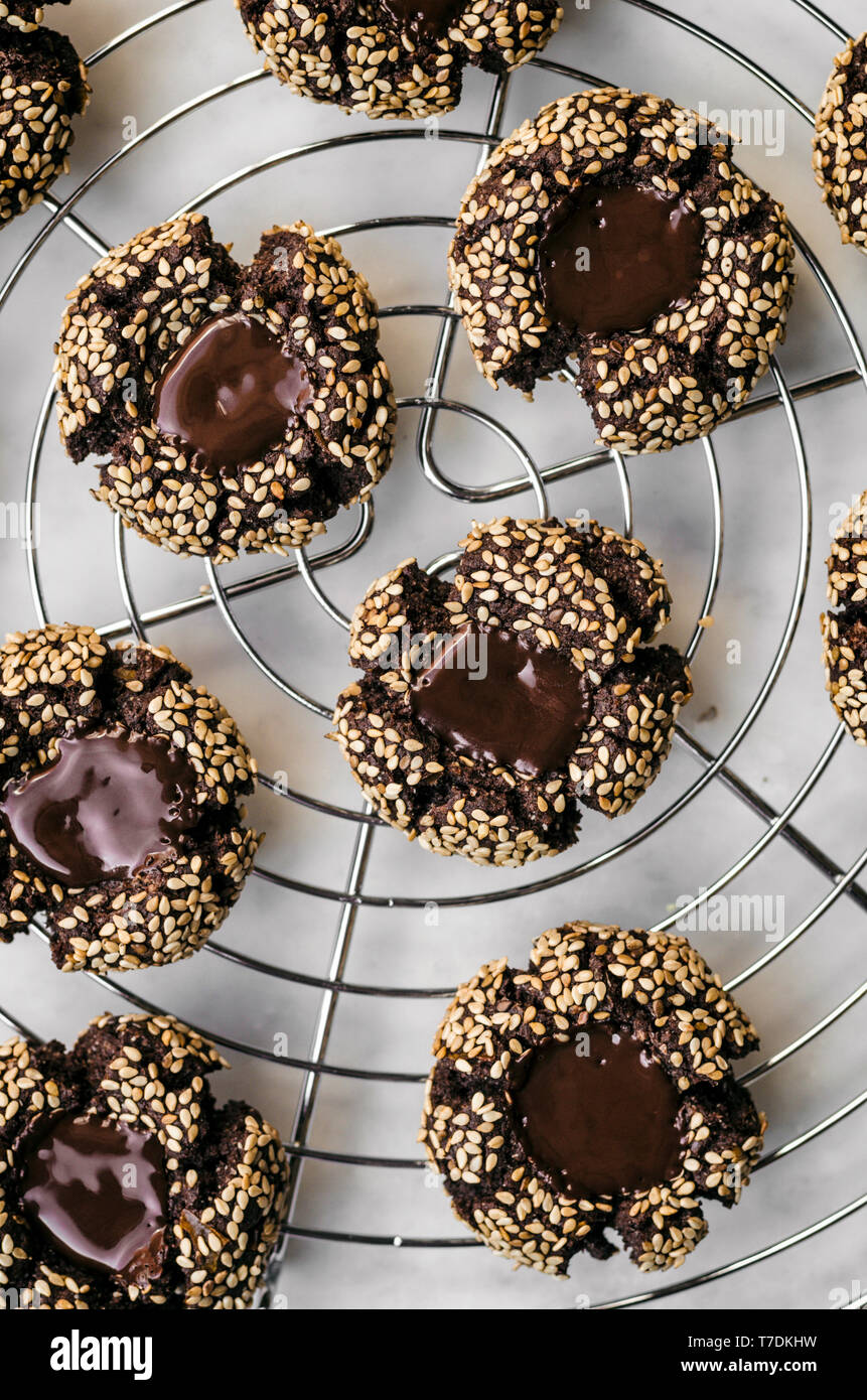 Flourless Chocolate Biscuits moulés aux Tahini Banque D'Images