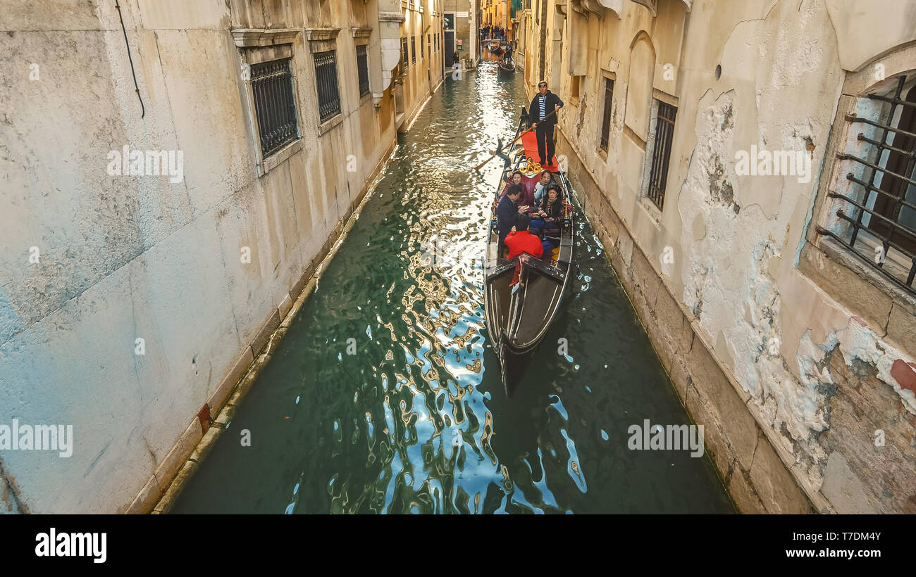 Le téléphérique de tourisme côté étroit canal in Venice, Italie Banque D'Images