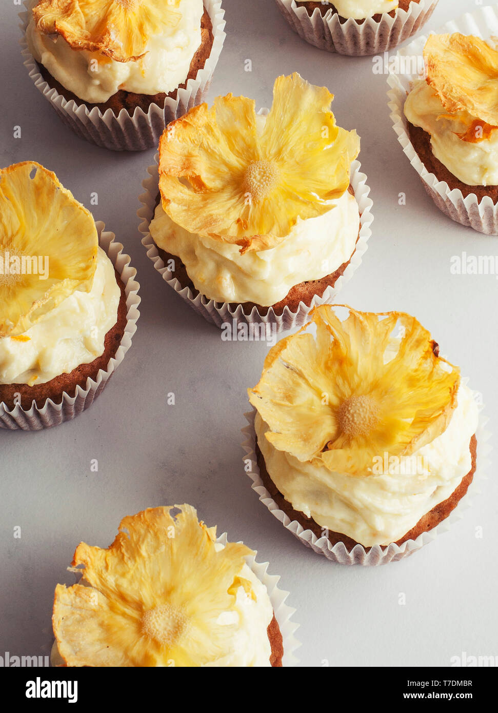 Gâteau aux carottes muffins aux ananas décoration florale Banque D'Images