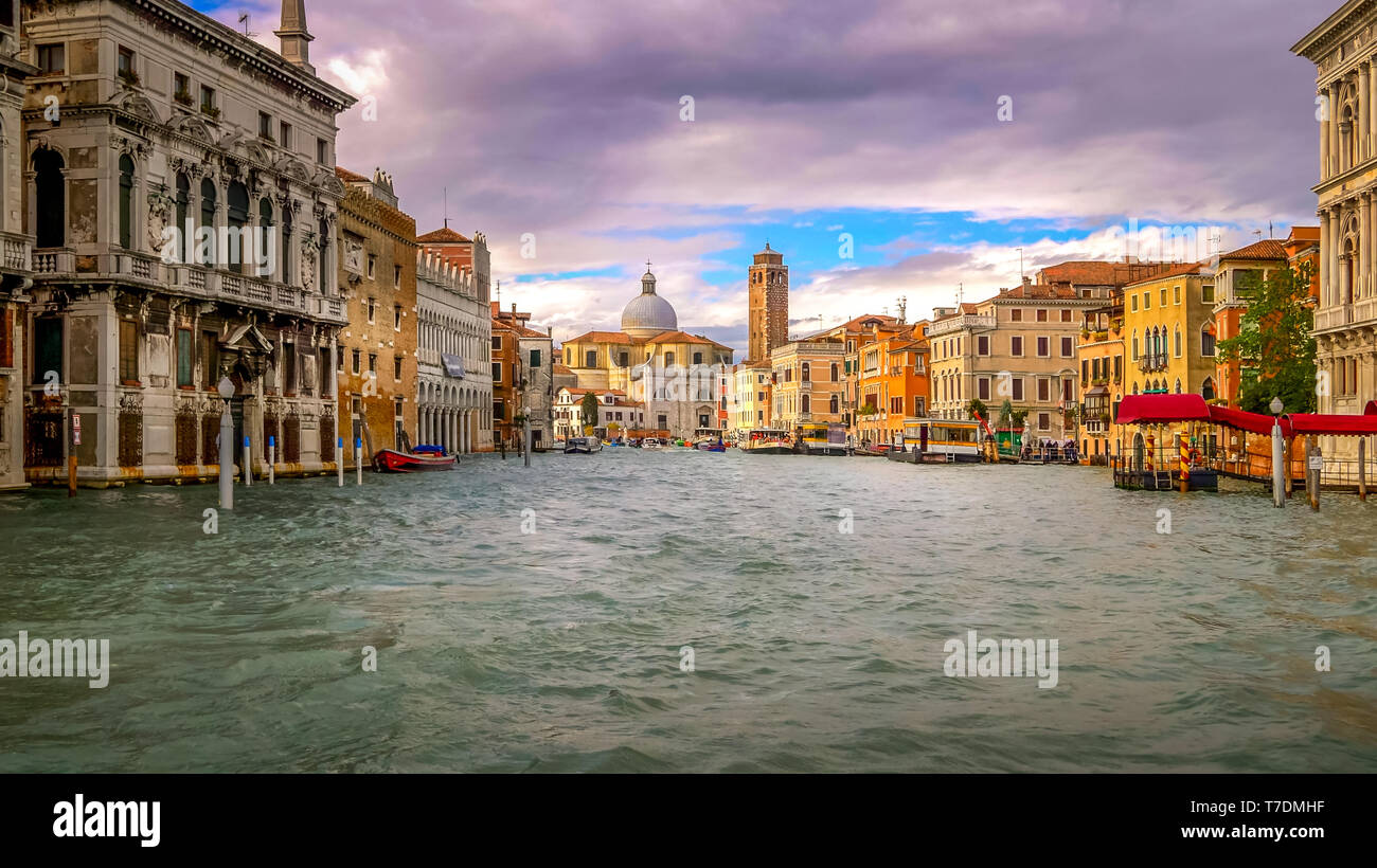 Grand Canal - bateaux et les toits de Venise, Italie Banque D'Images