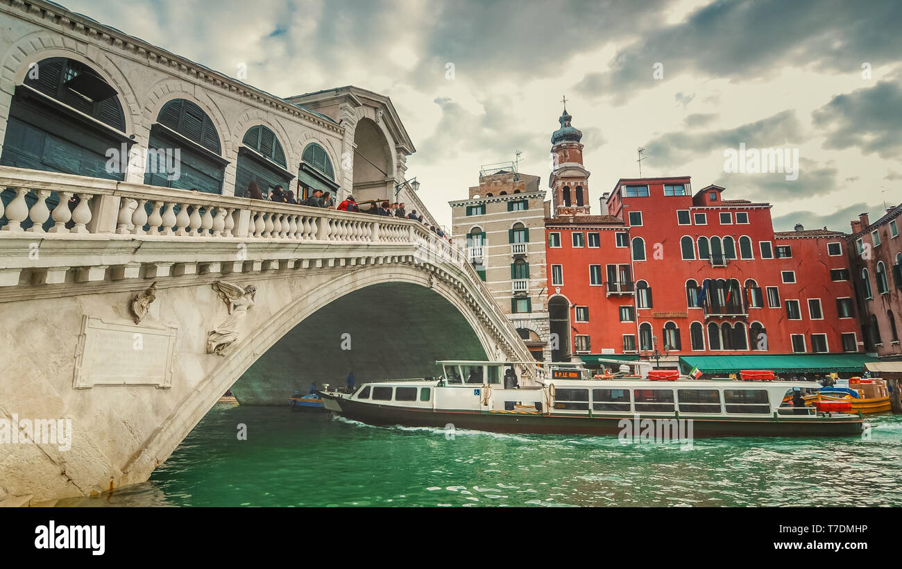 Bateau passe sous le pont du Rialto, Venise, Italie Monument Banque D'Images