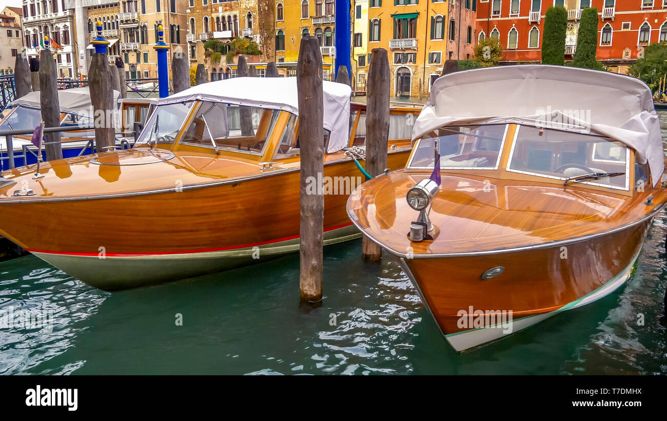 Hors-bord en bois arrimé le long du Grand Canal à Venise, Italie Banque D'Images