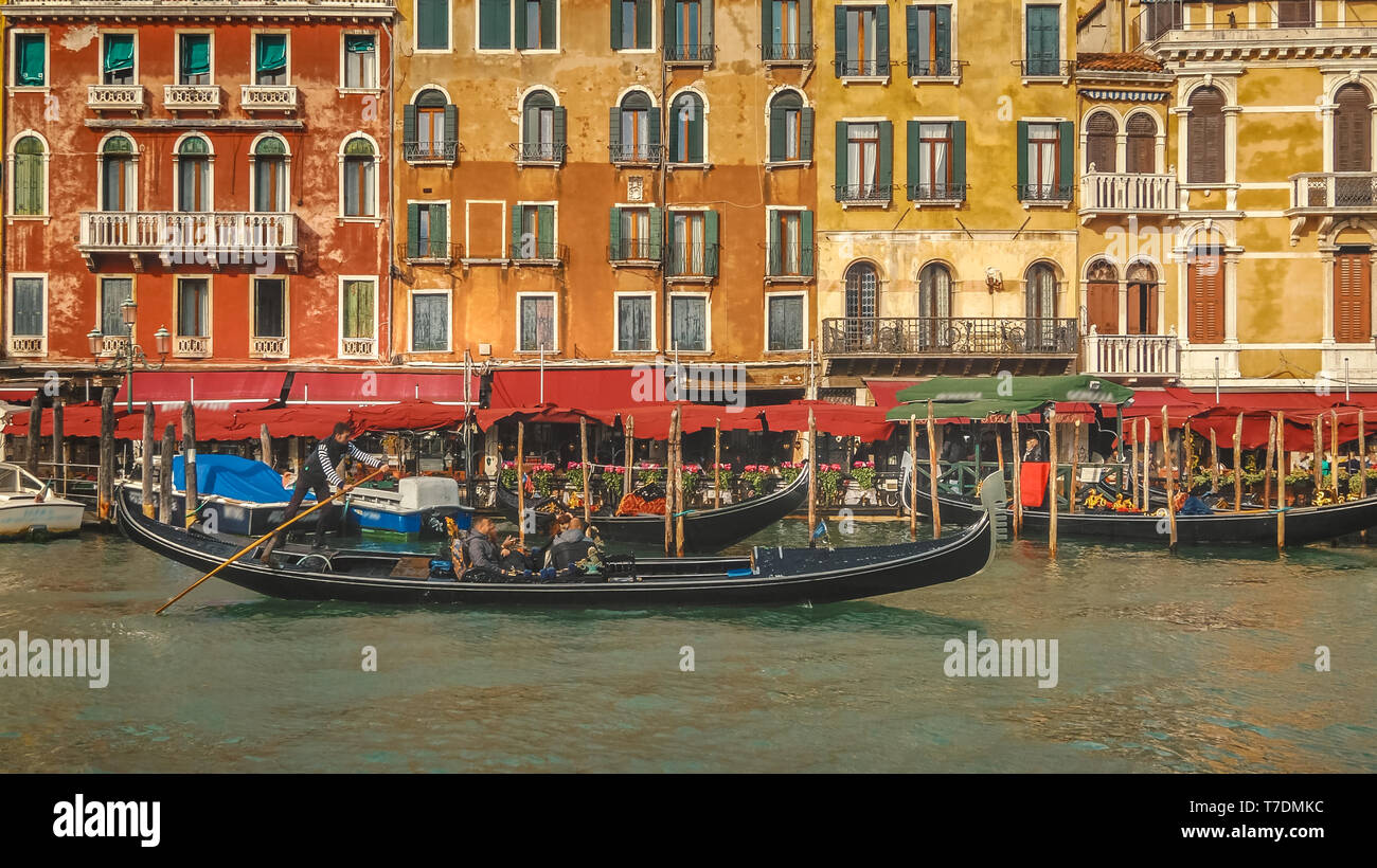 Gondole aviron le long de l'architecture du Grand Canal, Venise, Italie Banque D'Images