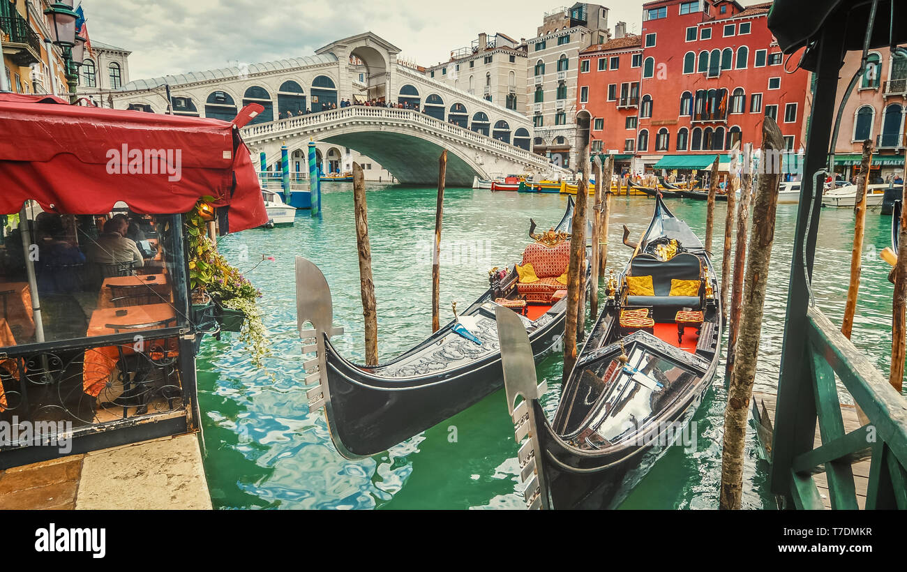 Gondoles vides par le pont du Rialto à Venise, Italie Banque D'Images