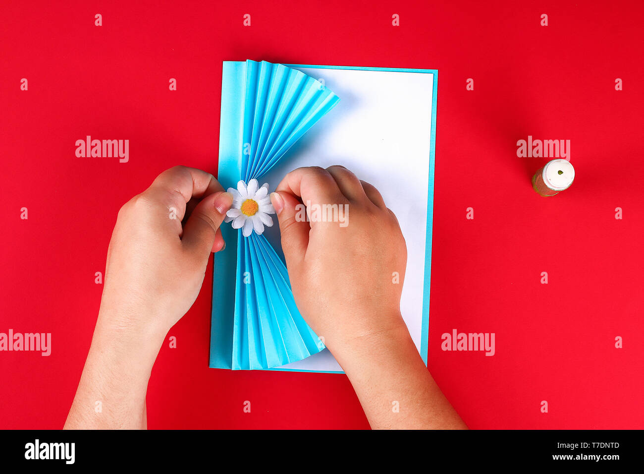 Bricolage 12 Fete Des Meres Carte De Souhaits Sous La Forme D Un Rideau Avec Un Papier Fleur De Camomille Sur Un Fond Rouge Idee Cadeau Fete Des Meres La Decoration L Etape Par